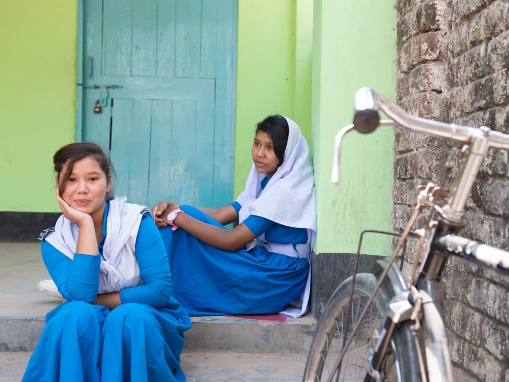 Foto: Gustav Hugosson Två flickor sitter på en trappa