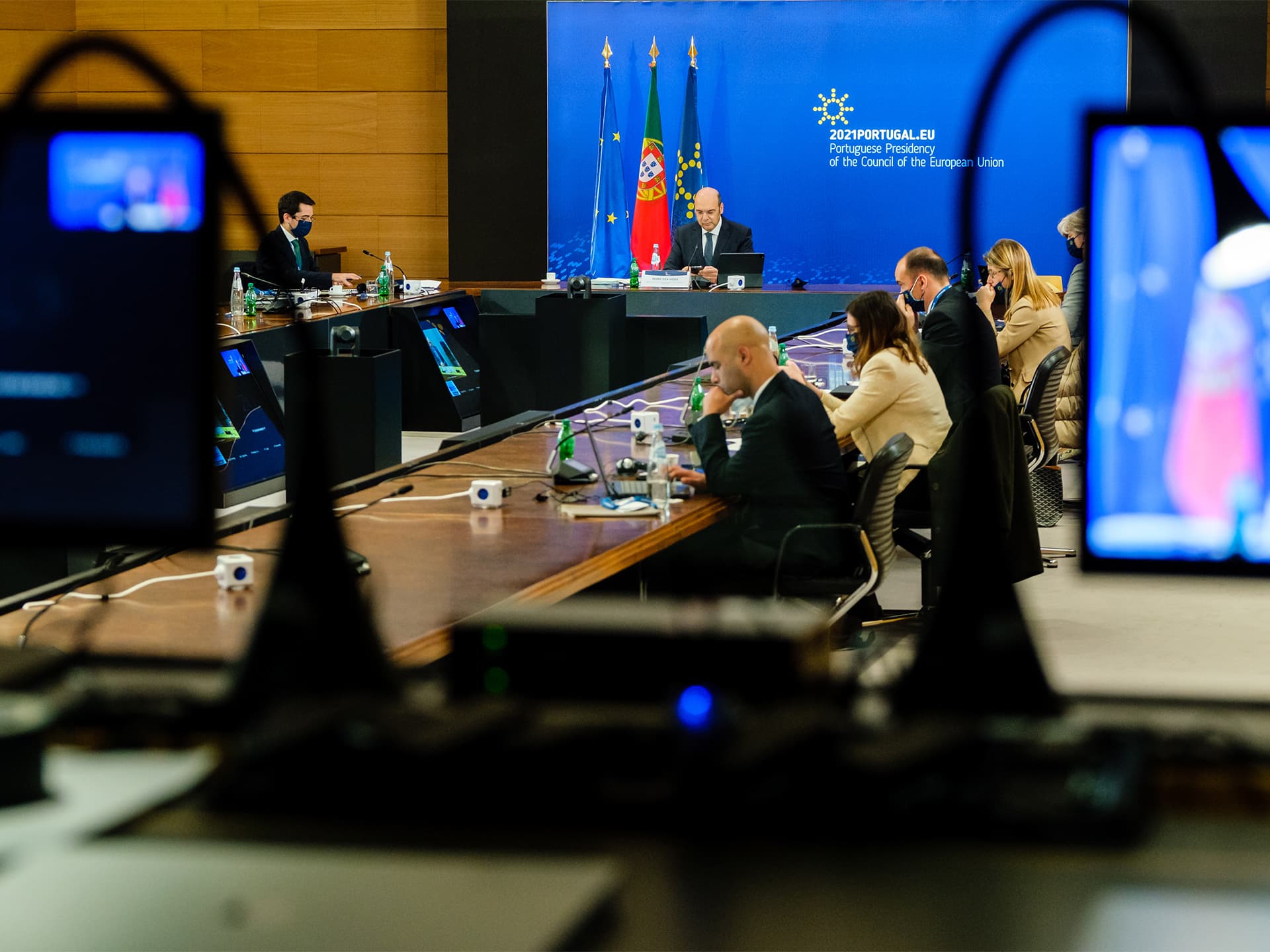 Möteslokal där personer sitter runt bord