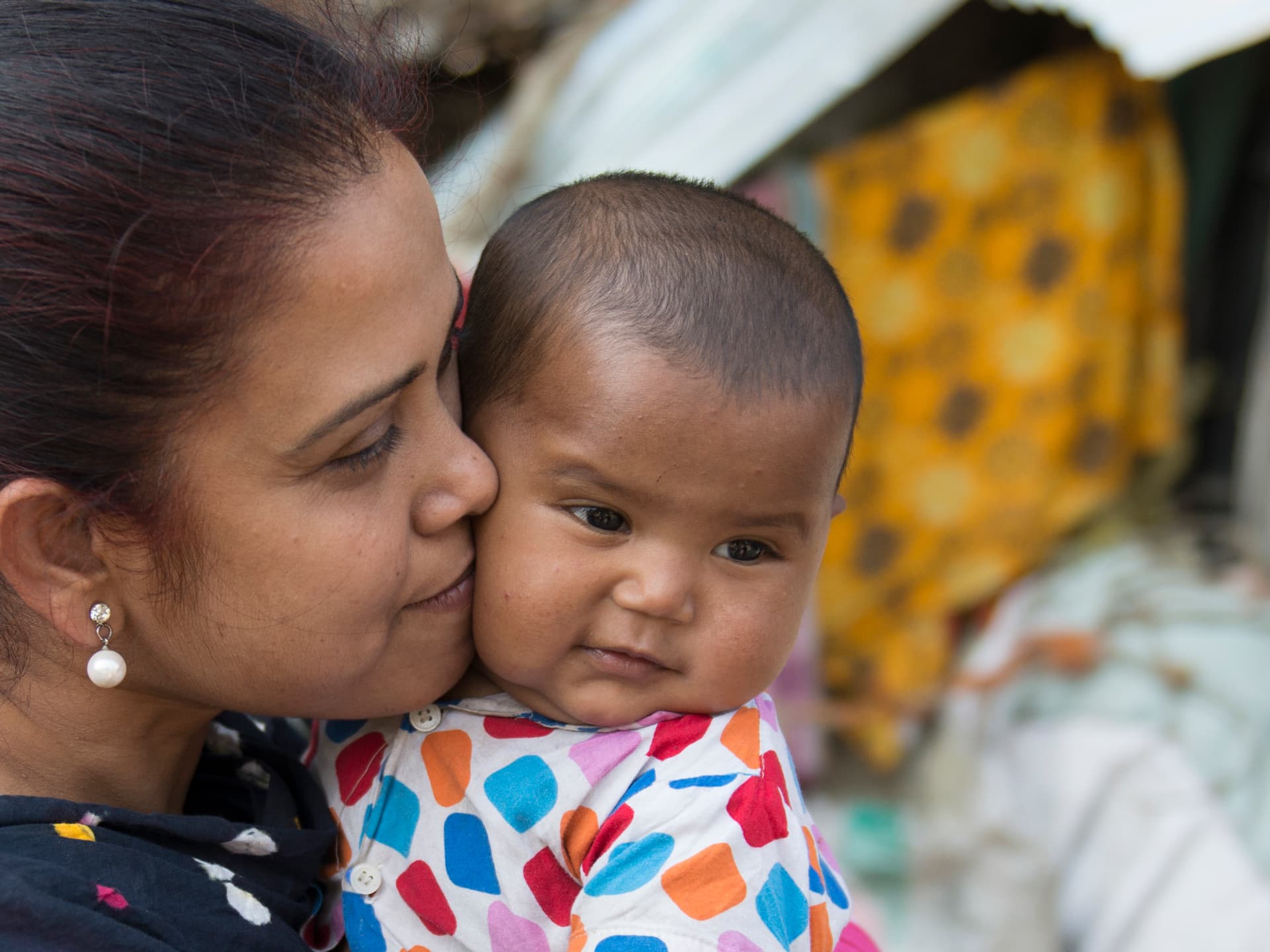 En bebis i famnen på en kvinna