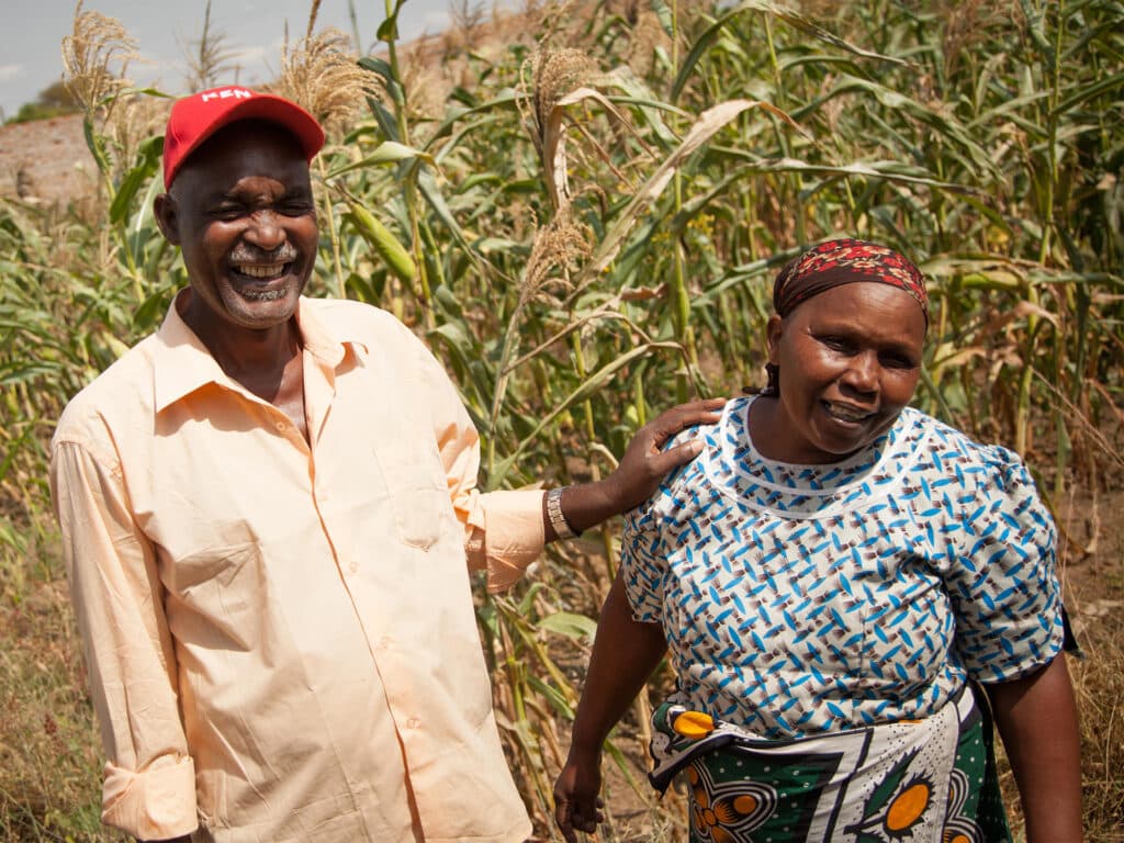 Man och kvinna framför majsfält