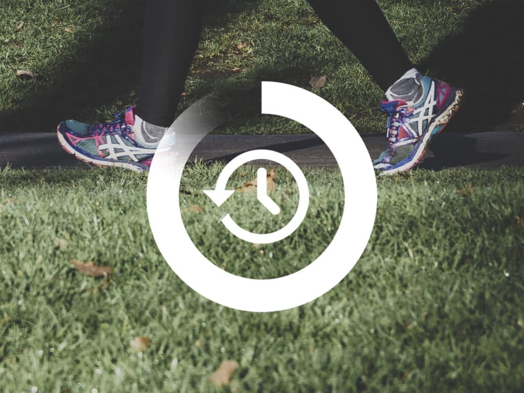 Bild på fötter som går baklänges