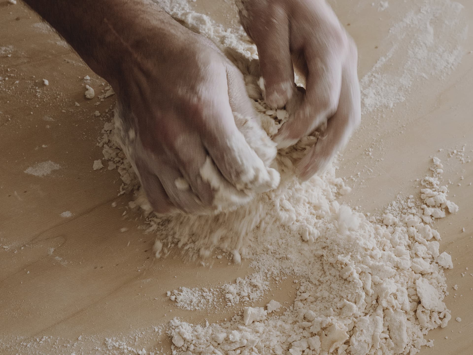 Bild på händer som knådar en deg