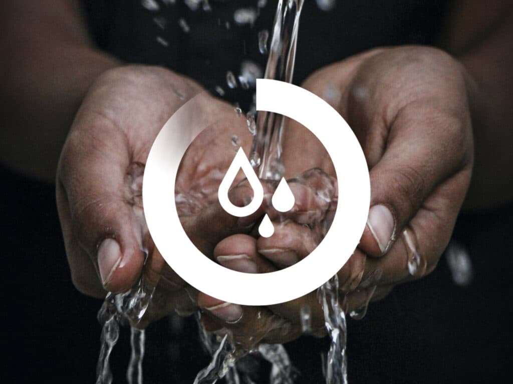 Bild på kupade händer som tar emot rinnande vatten