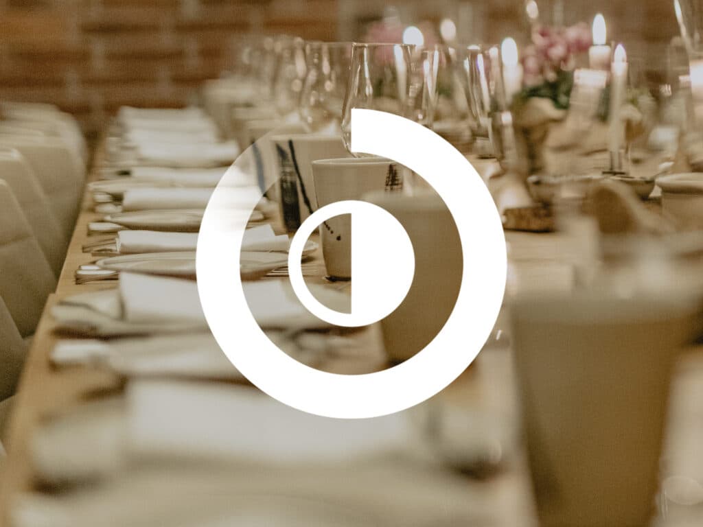 Bild på dukat middagsbord