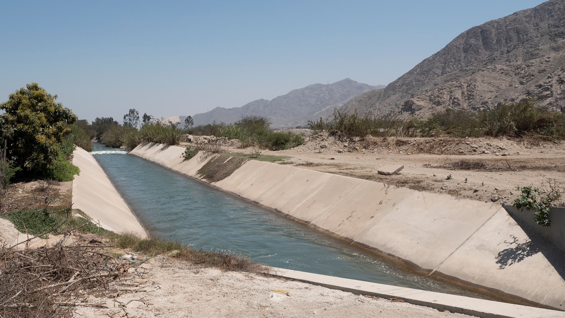 Vatten leds bort i ökenområde