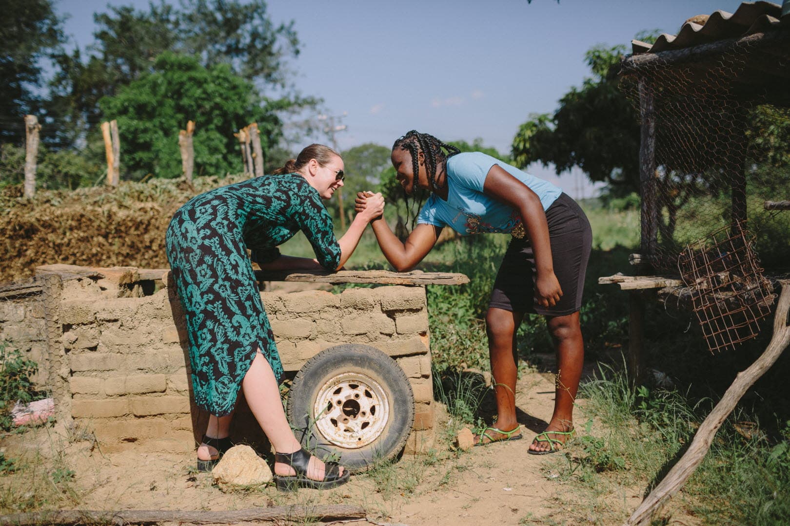Två kvinnor tävlar i armbrytning