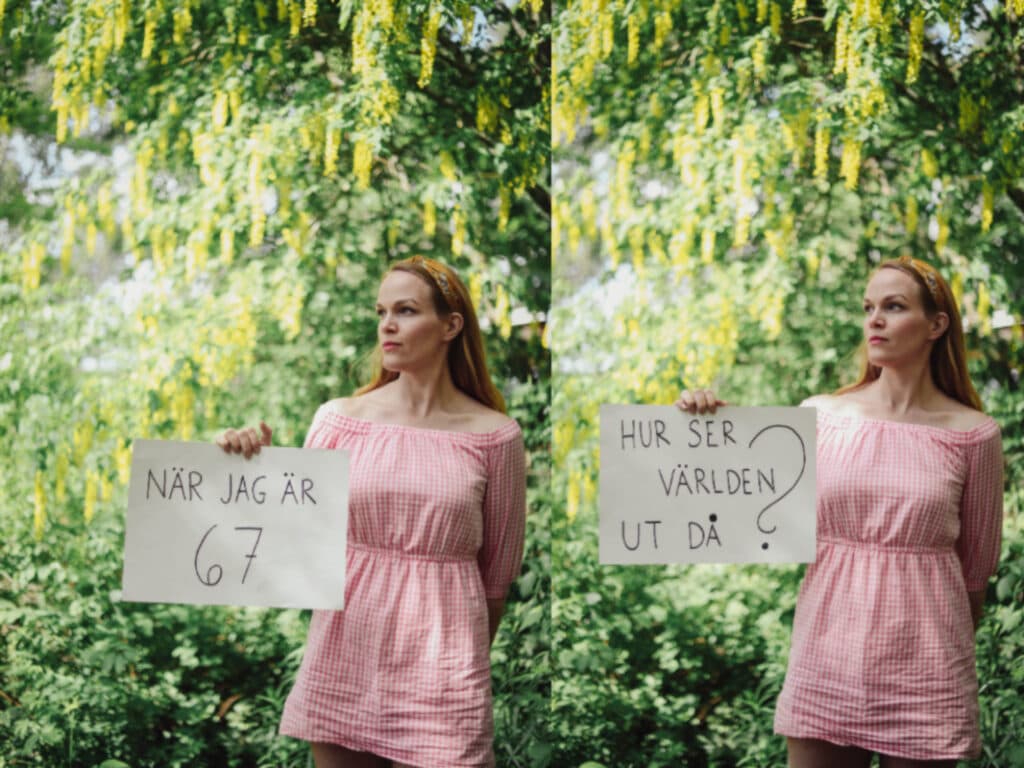 En kvinna i grönska med skyltar