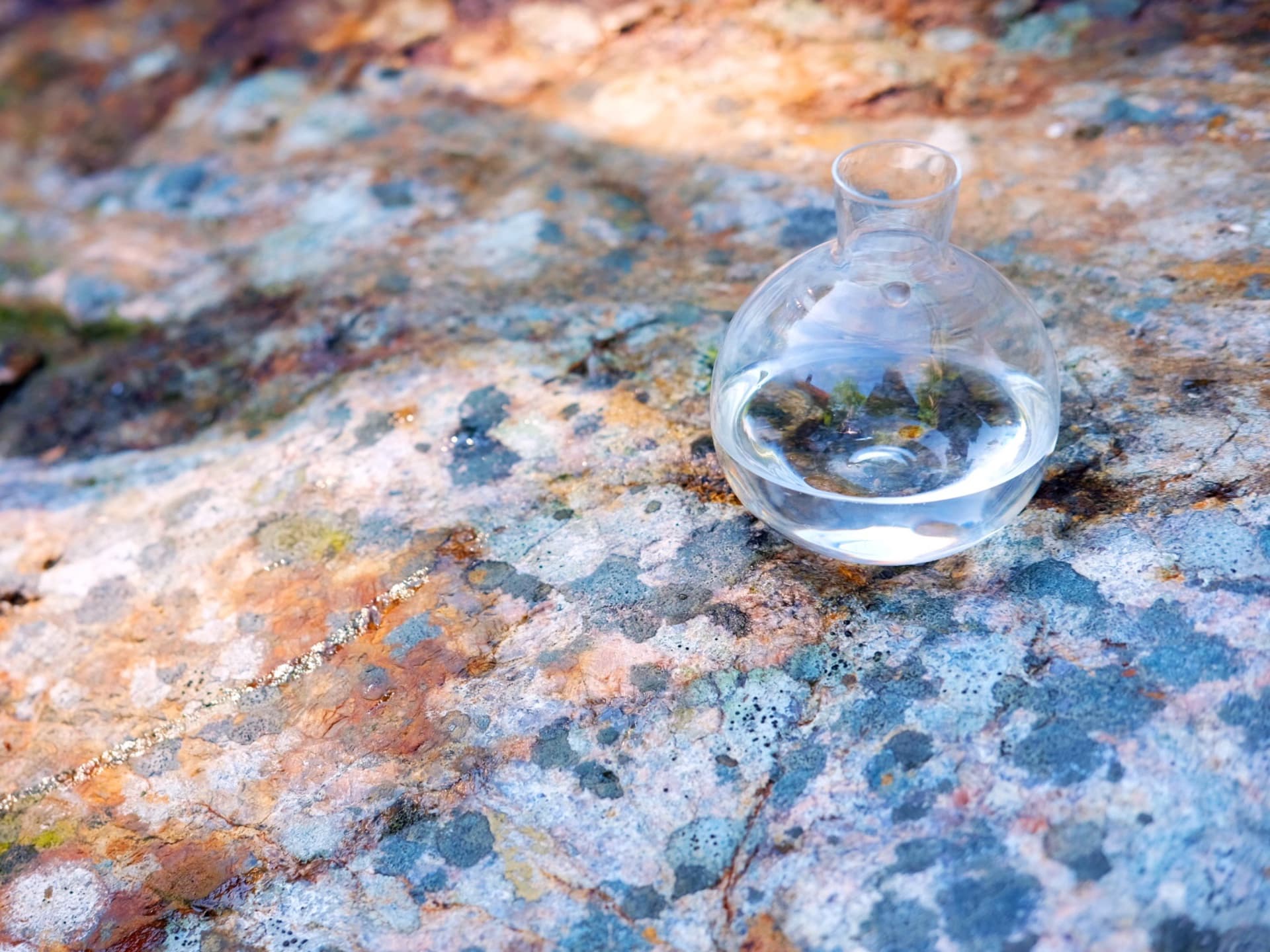 En kanna vatten på en klippa