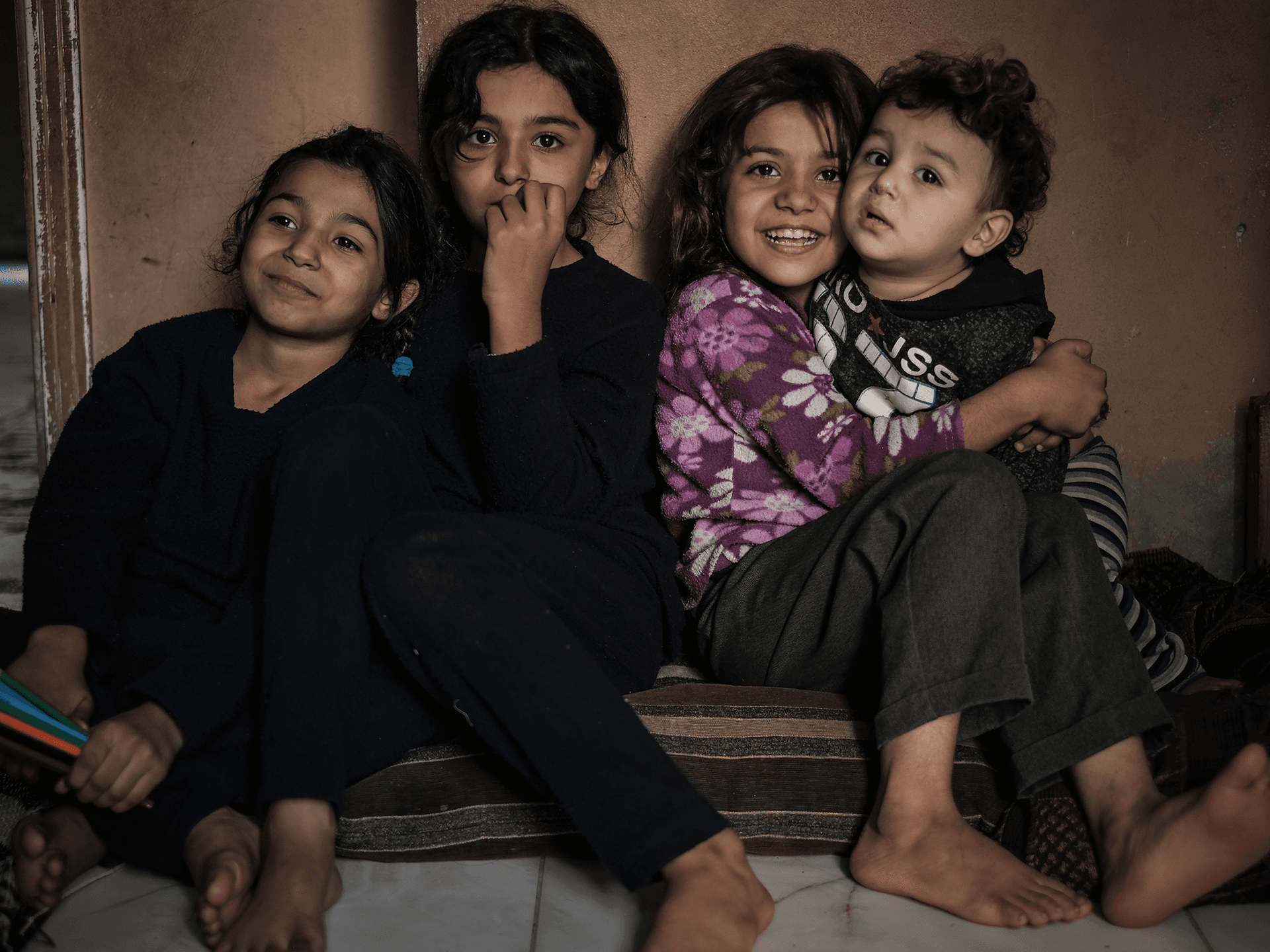 Bild på fyra syskon i ett av Libanons flyktingläger