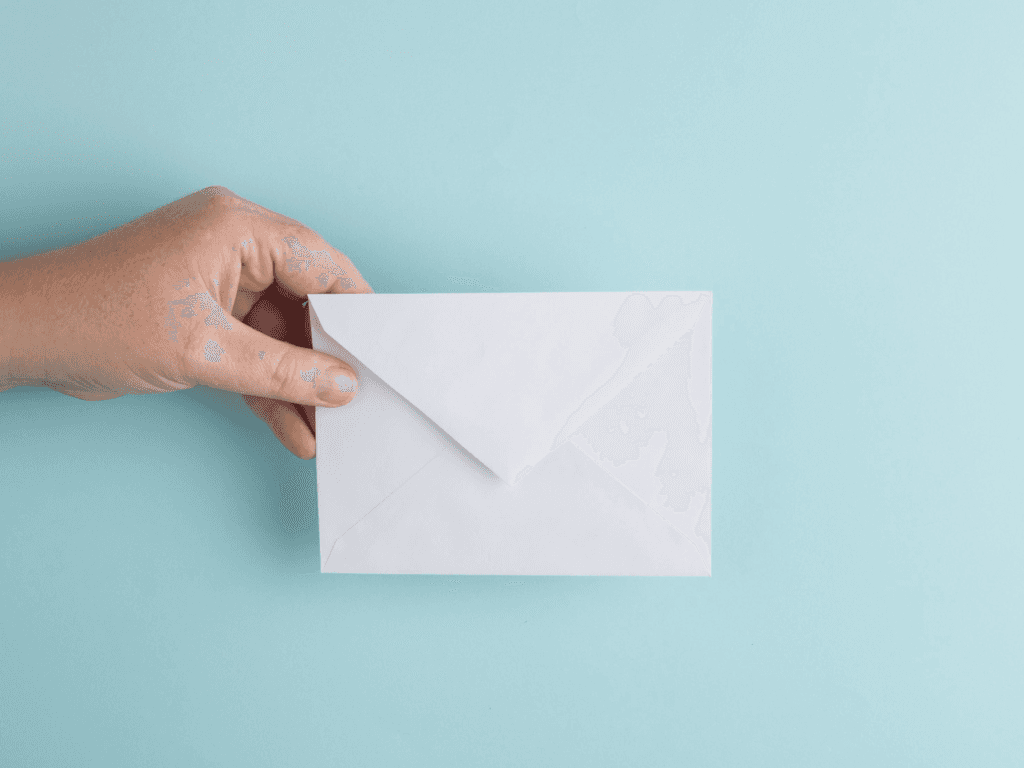 Bild på hand som håller ett kuvert