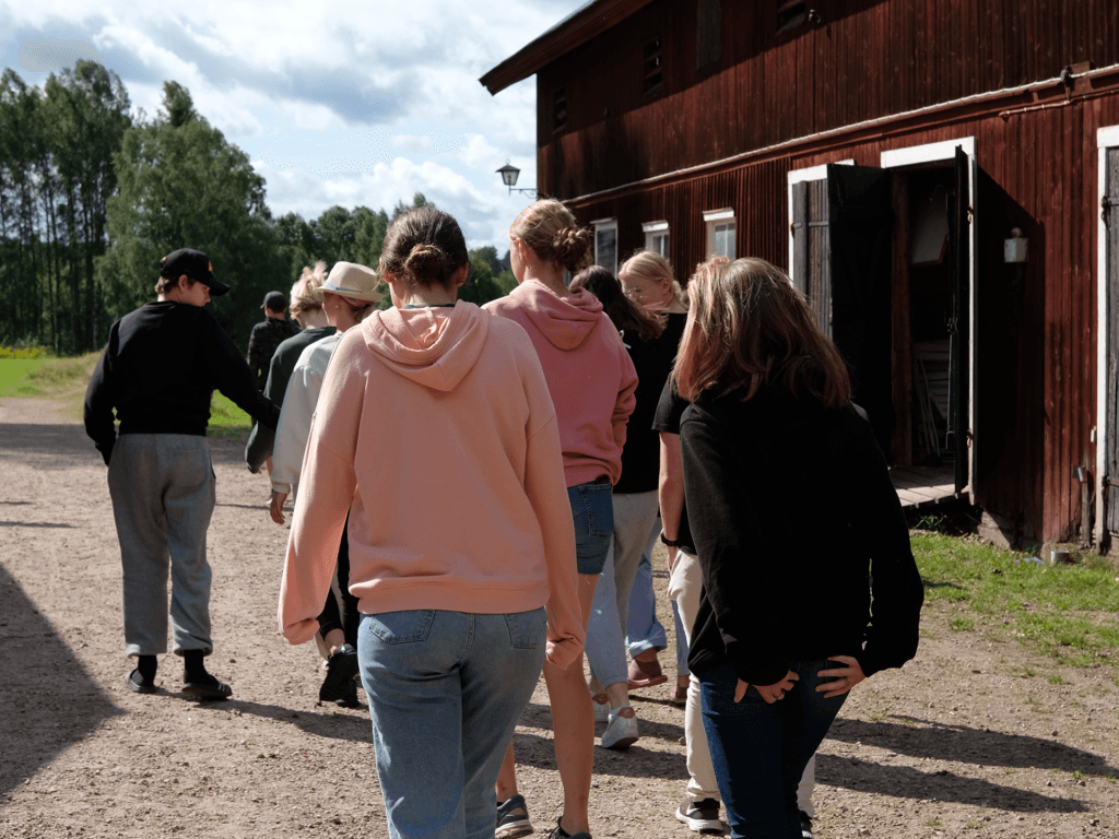 Bild på ungdomar som går på landsväg
