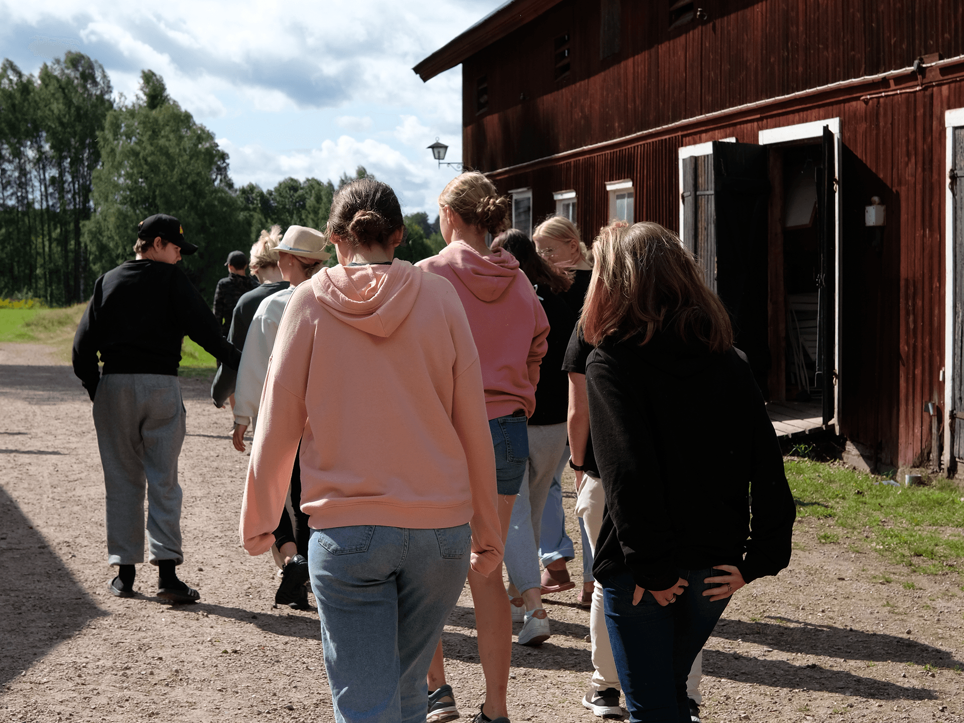 Bild på ungdomar som går på landsväg