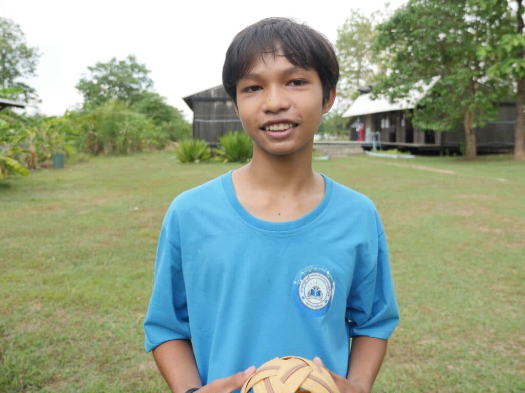 Pojke håller i en boll