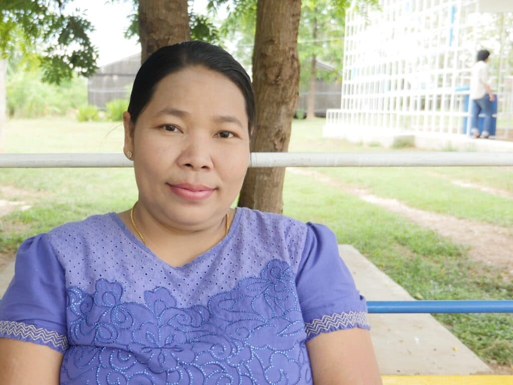 En kvinna tittar in i kameran