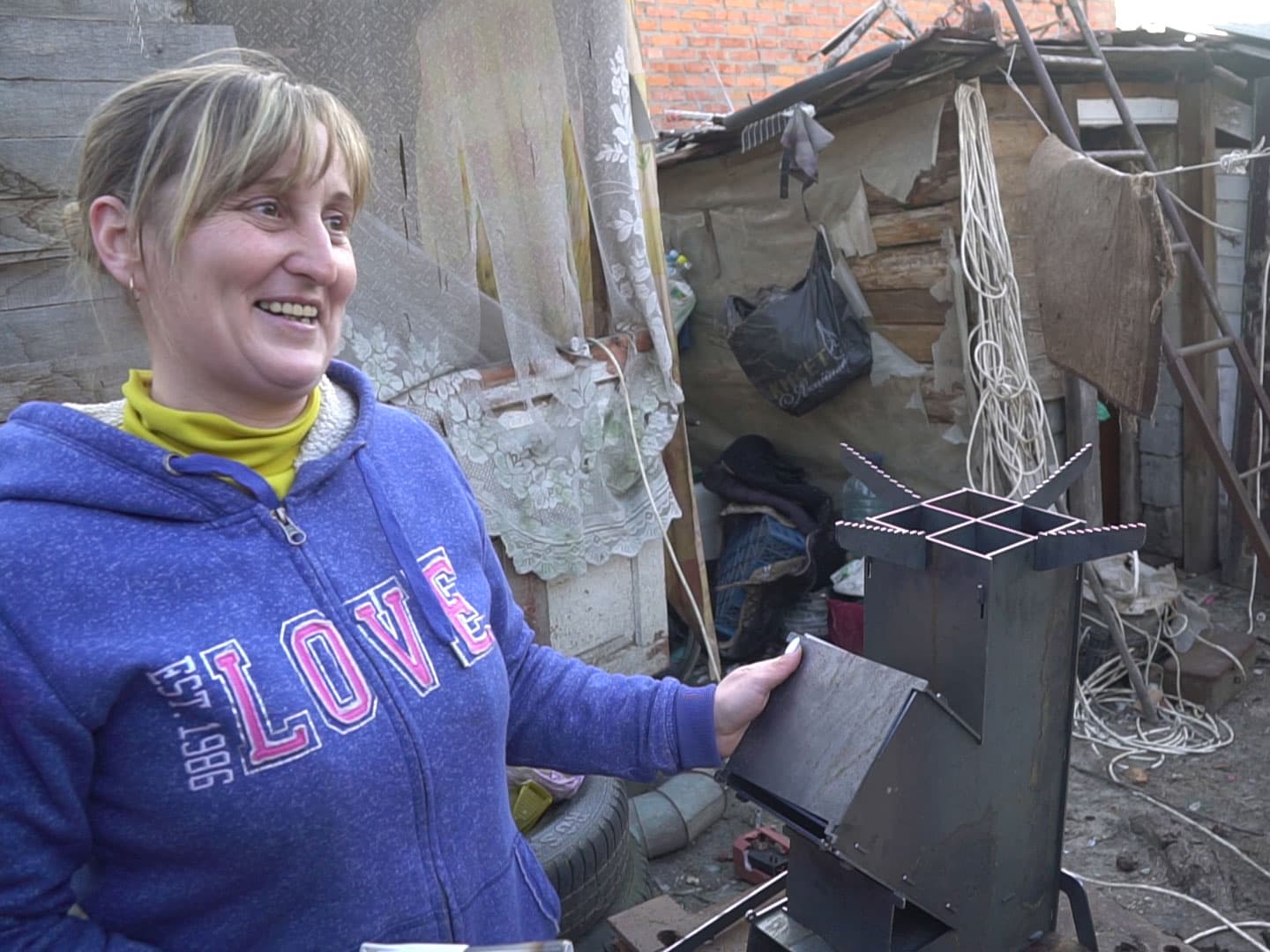 En kvinna ler och håller en enkel järnspis