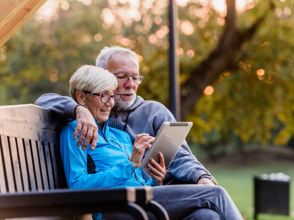 Ett äldre par tittar på en surfplatta