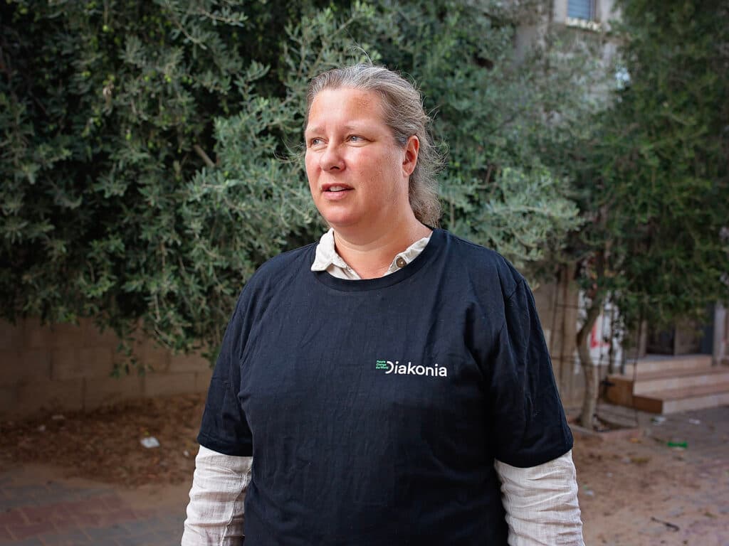 Ett porträtt av Lena med en Diakonia-tröja på sig.