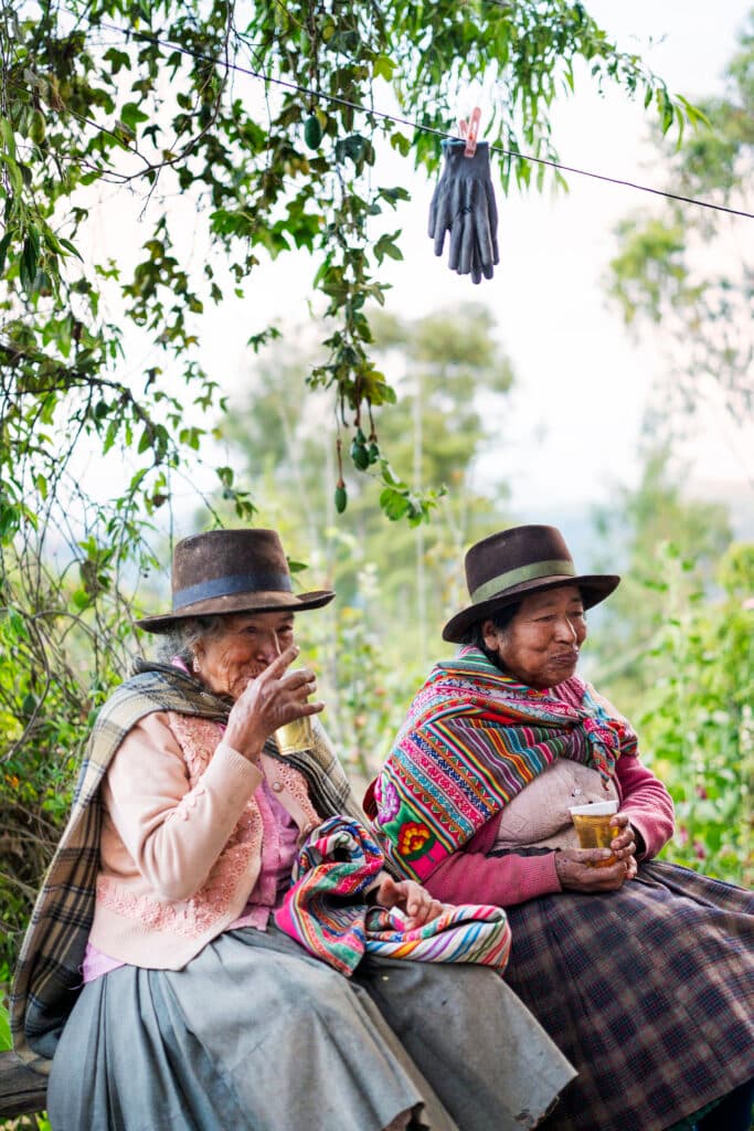 Två kvinnor sitter och pratar, ser ut att trivas i varandras sällskap.