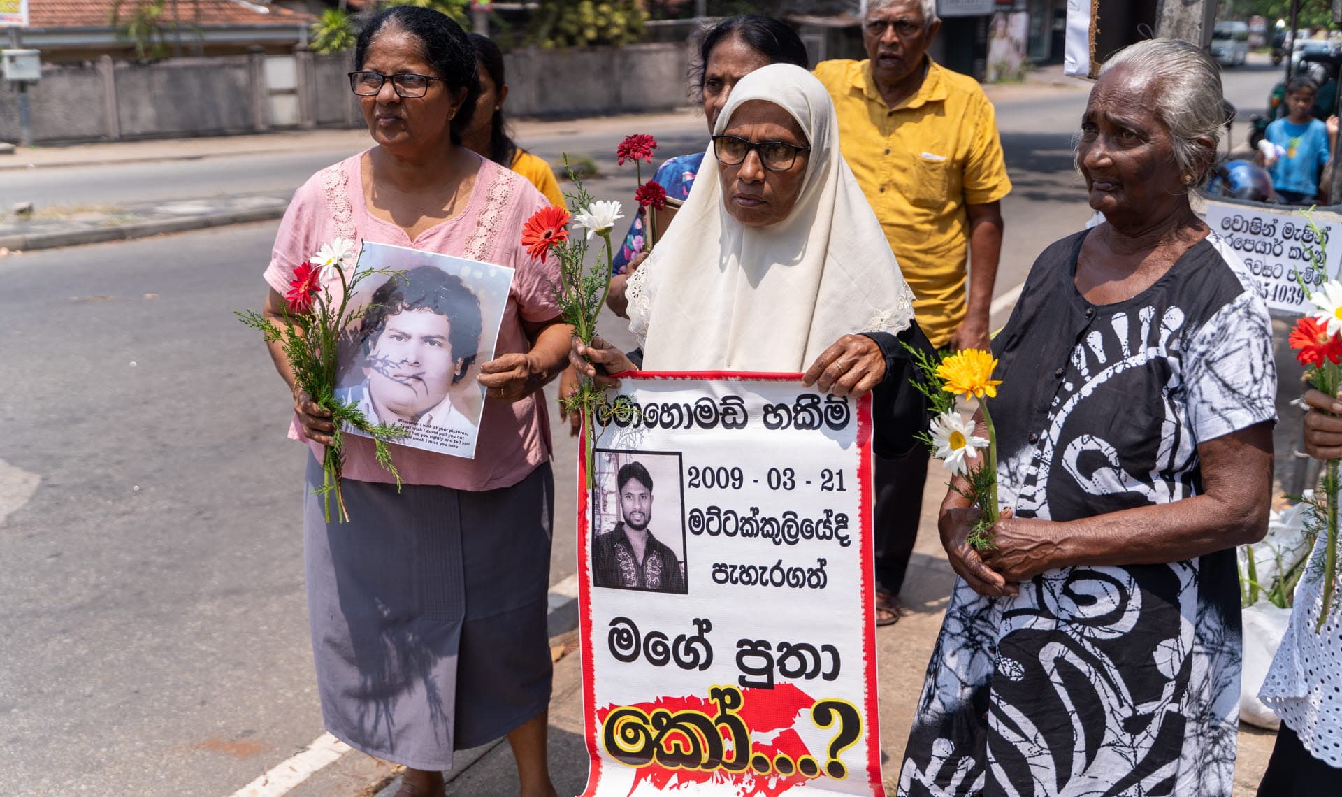 Kvinnor med porträtt och blommor.