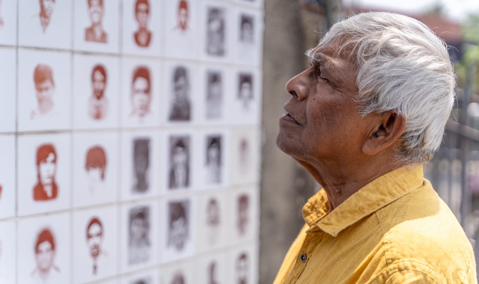 Brito tittar på porträtten.