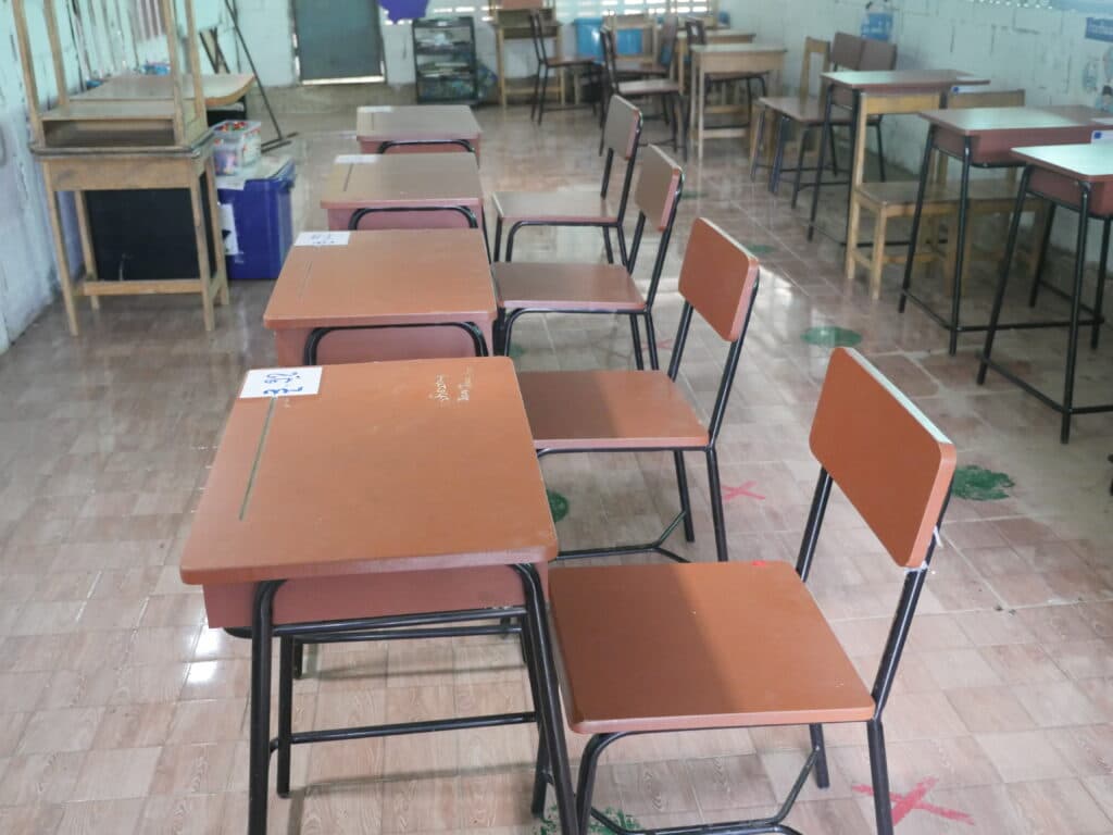 Tomma bänkrader i ett klassrum
