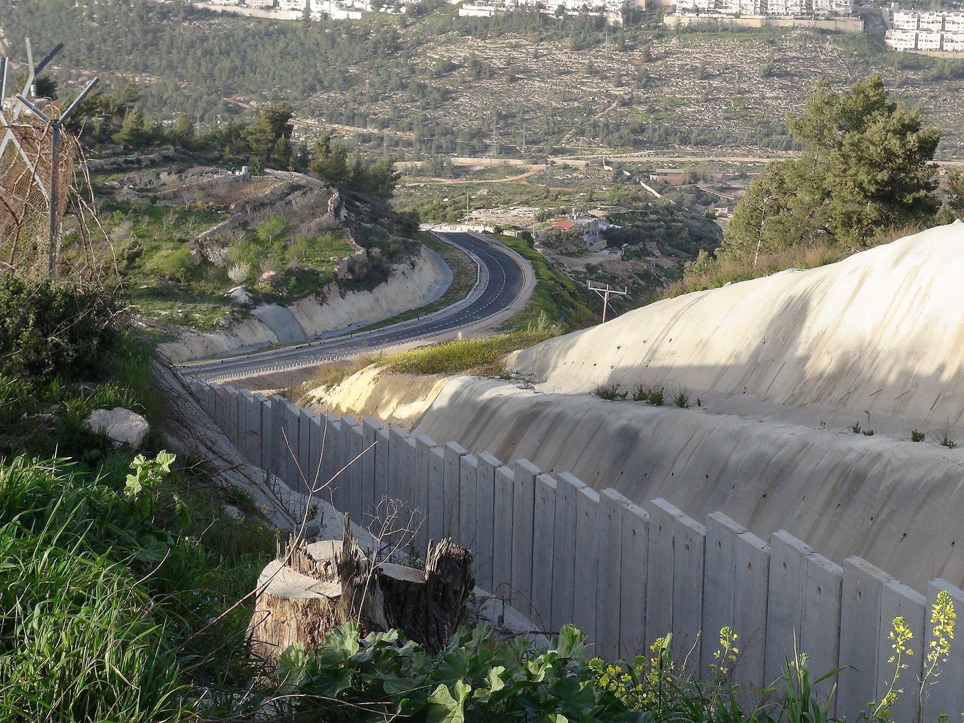 Foto: diakonia Separationsmuren skär genom landskapet