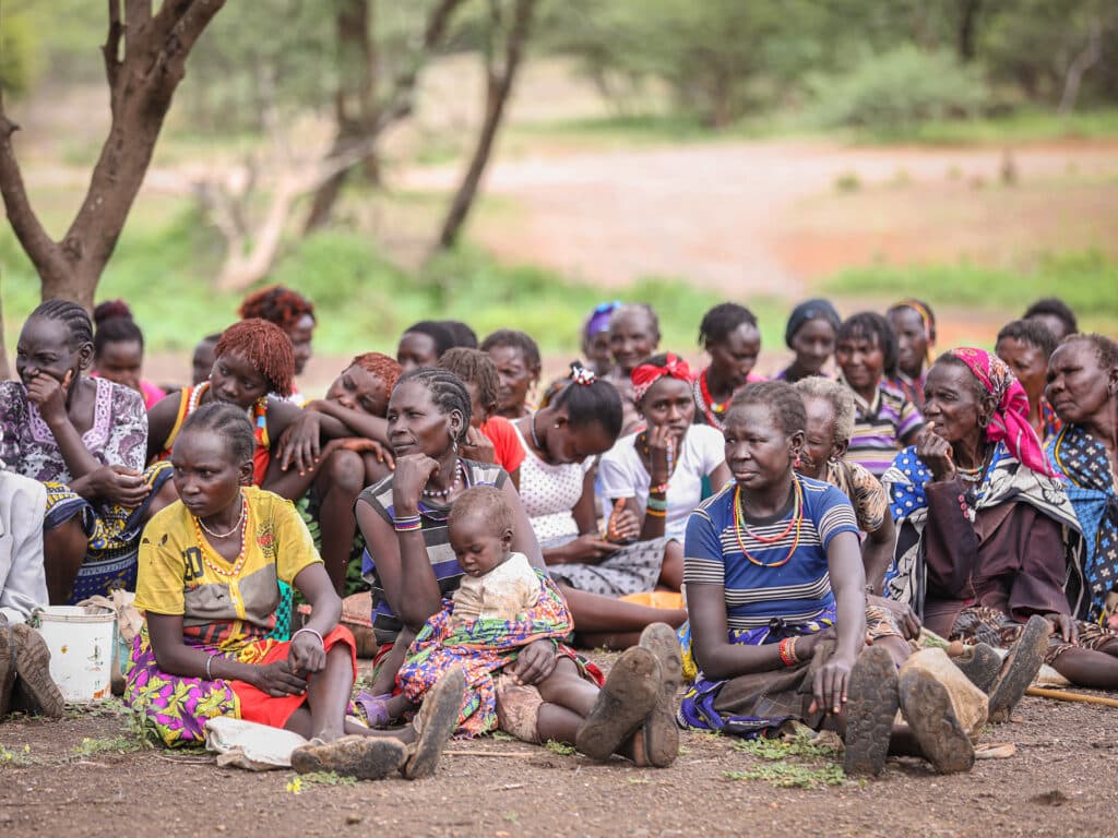 Foto: Diakonia En grupp människor sitter under ett träd