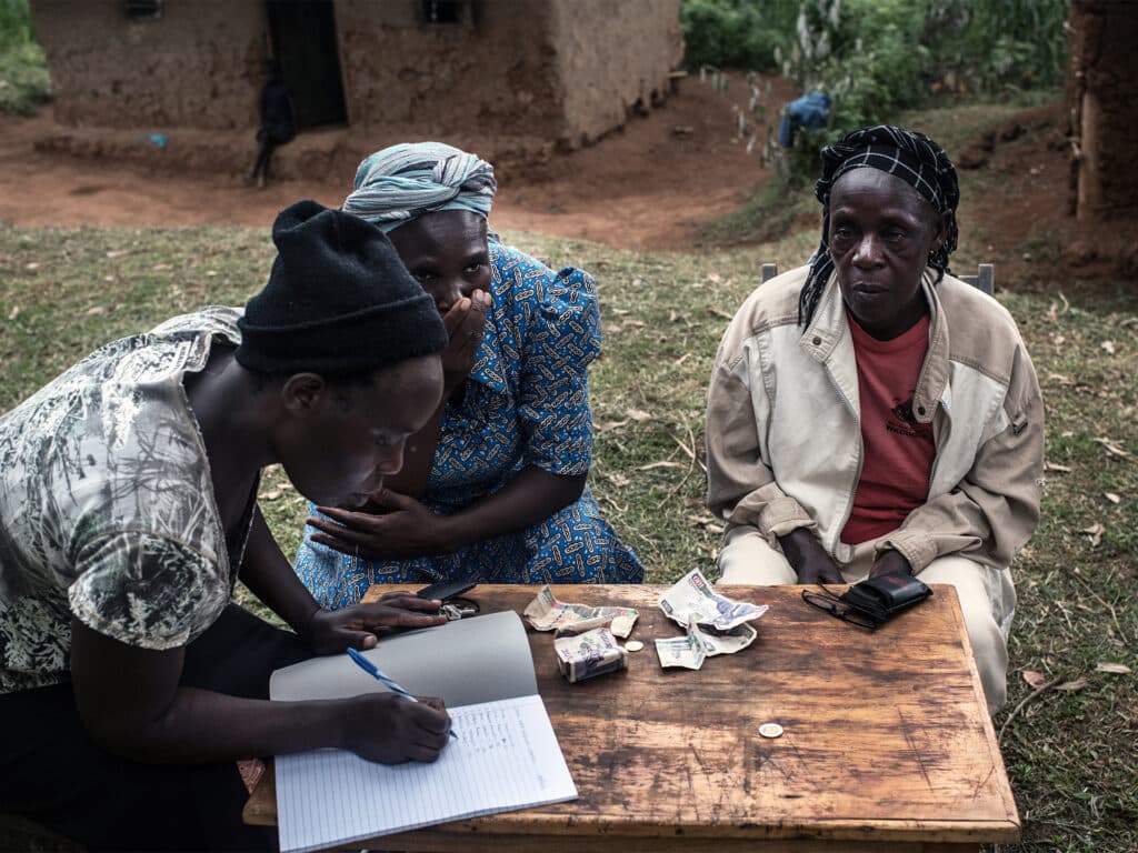 Foto: Fredrik Lerneryd Tre kvinnor sitter vid bord och bokför pengar de lånar till varandra.