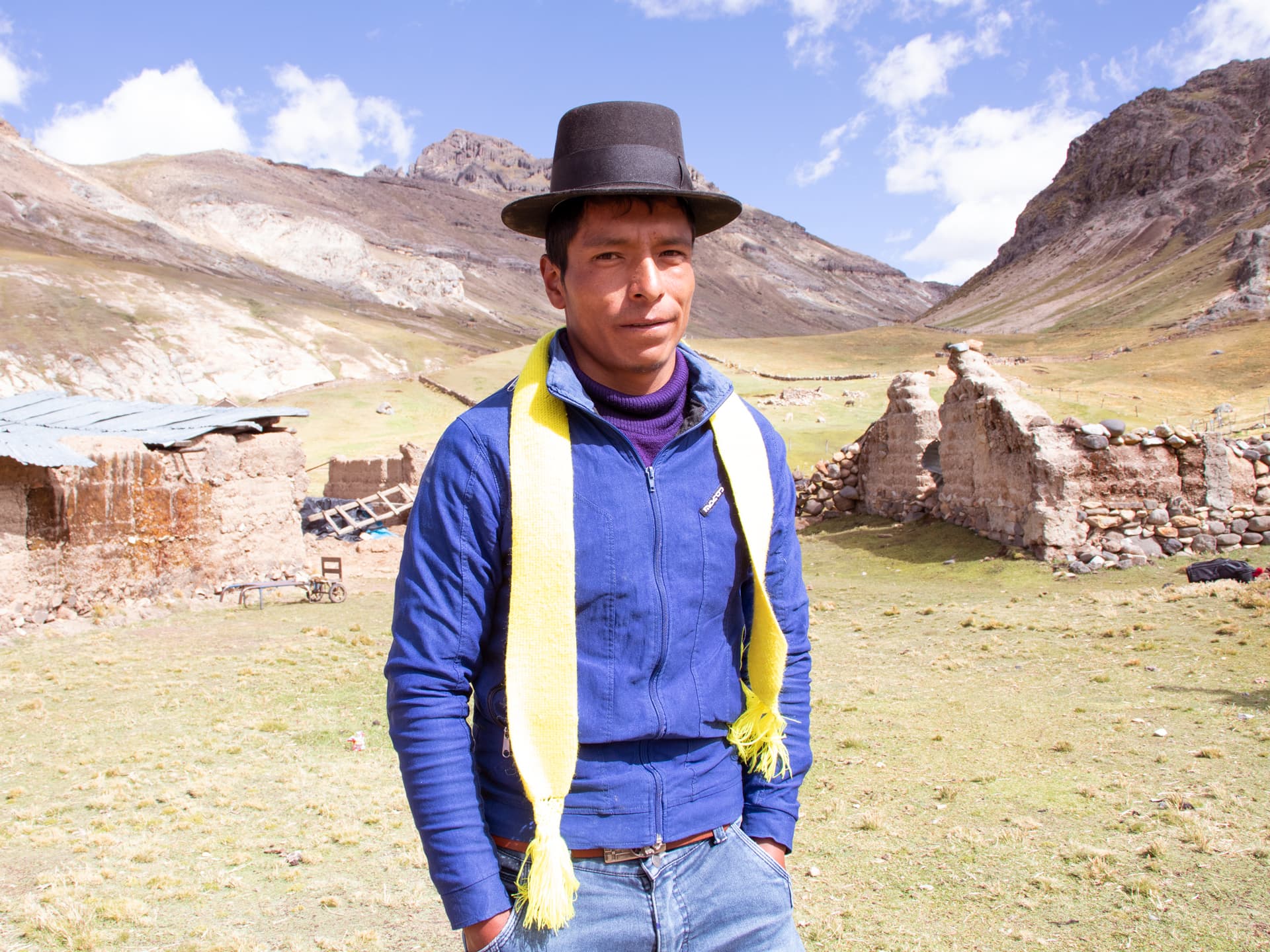 Foto: Laura Ardila En man i hatt framför berg