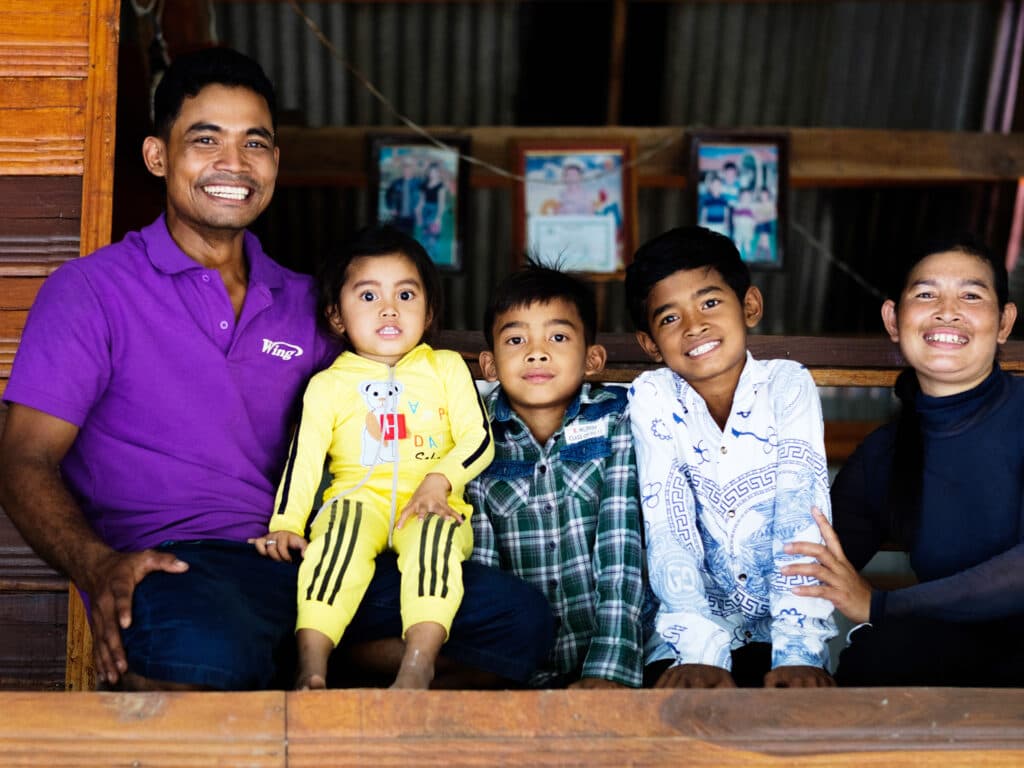 Foto: Diakonia En pappa med tre barn och fru