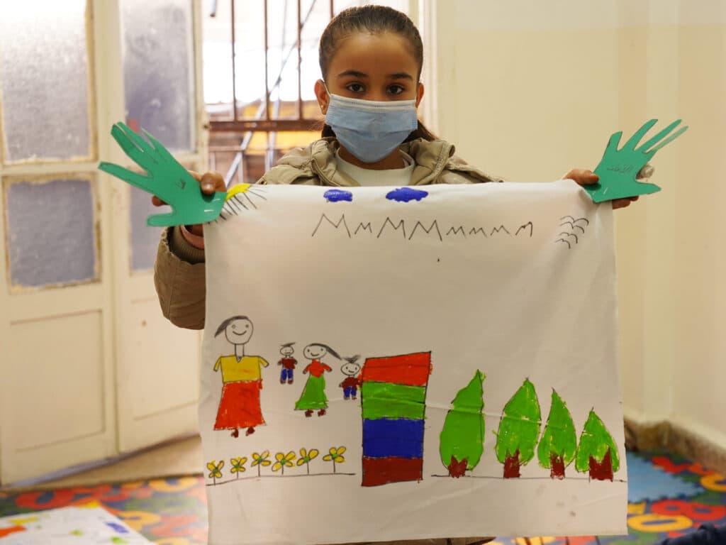 Foto: Adeeb Farhat En flicka håller upp en teckning