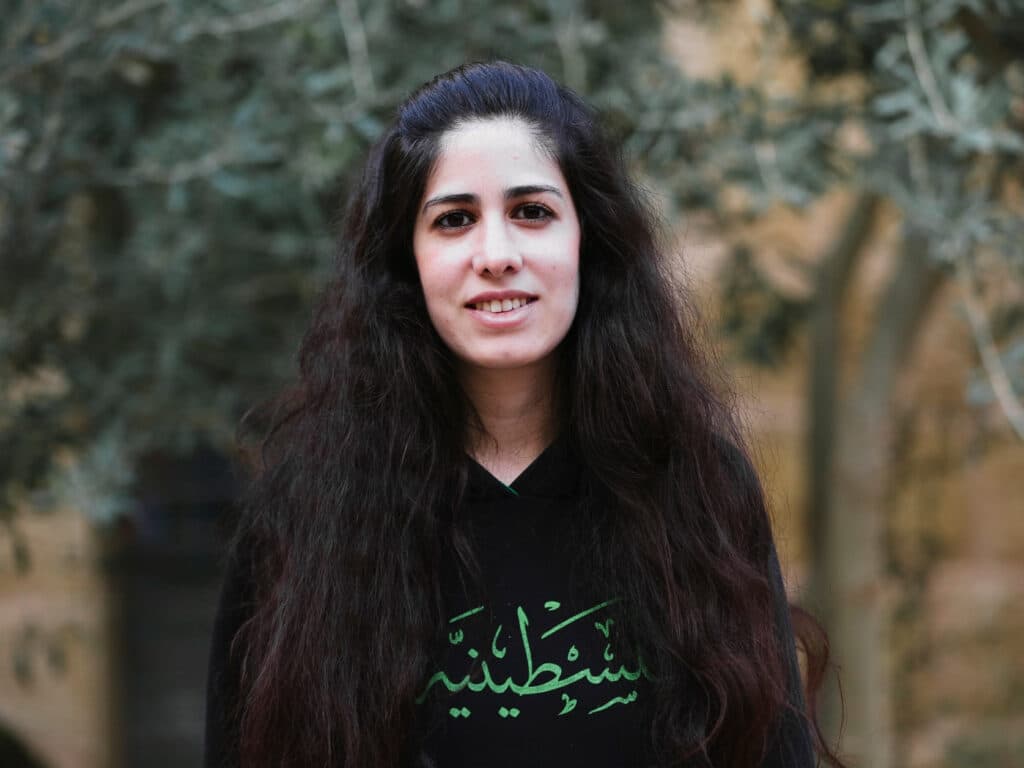 En kvinna som tittat in i kameran