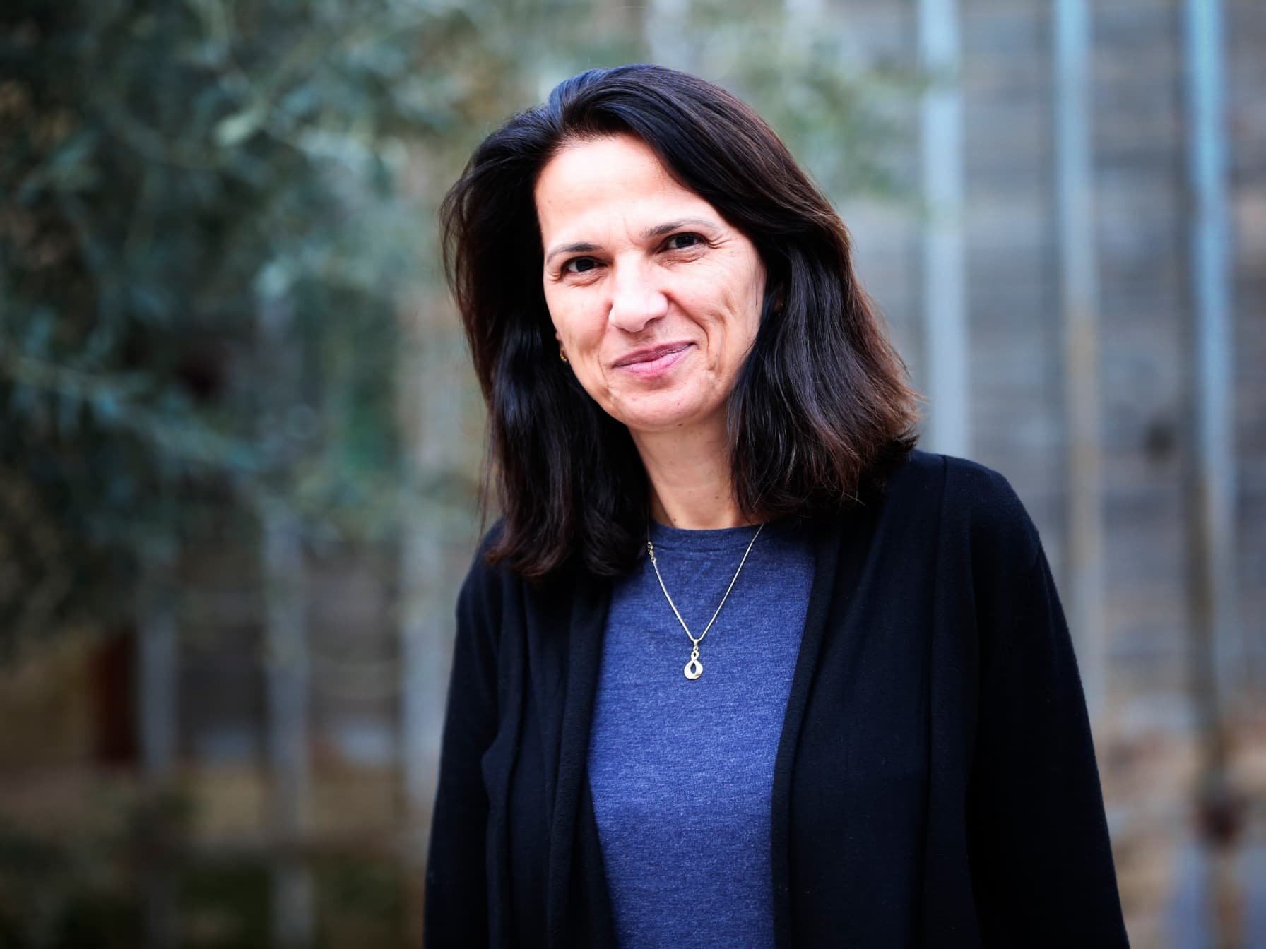 Foto: Abu Rahmah En kvinna som tittar in i kameran