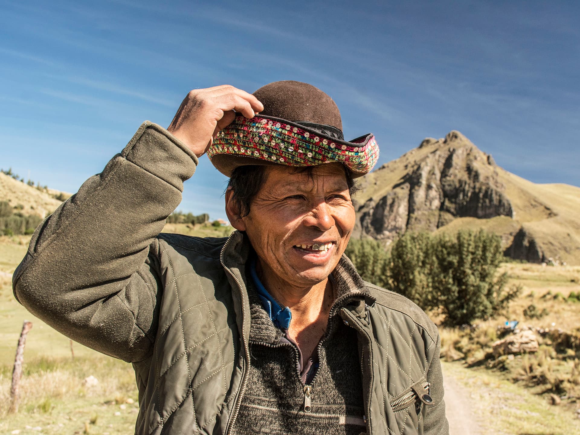 Foto: Laura Ardila Porträtt av en äldre man med en hatt. I bakgrunden syns berg och slätter.