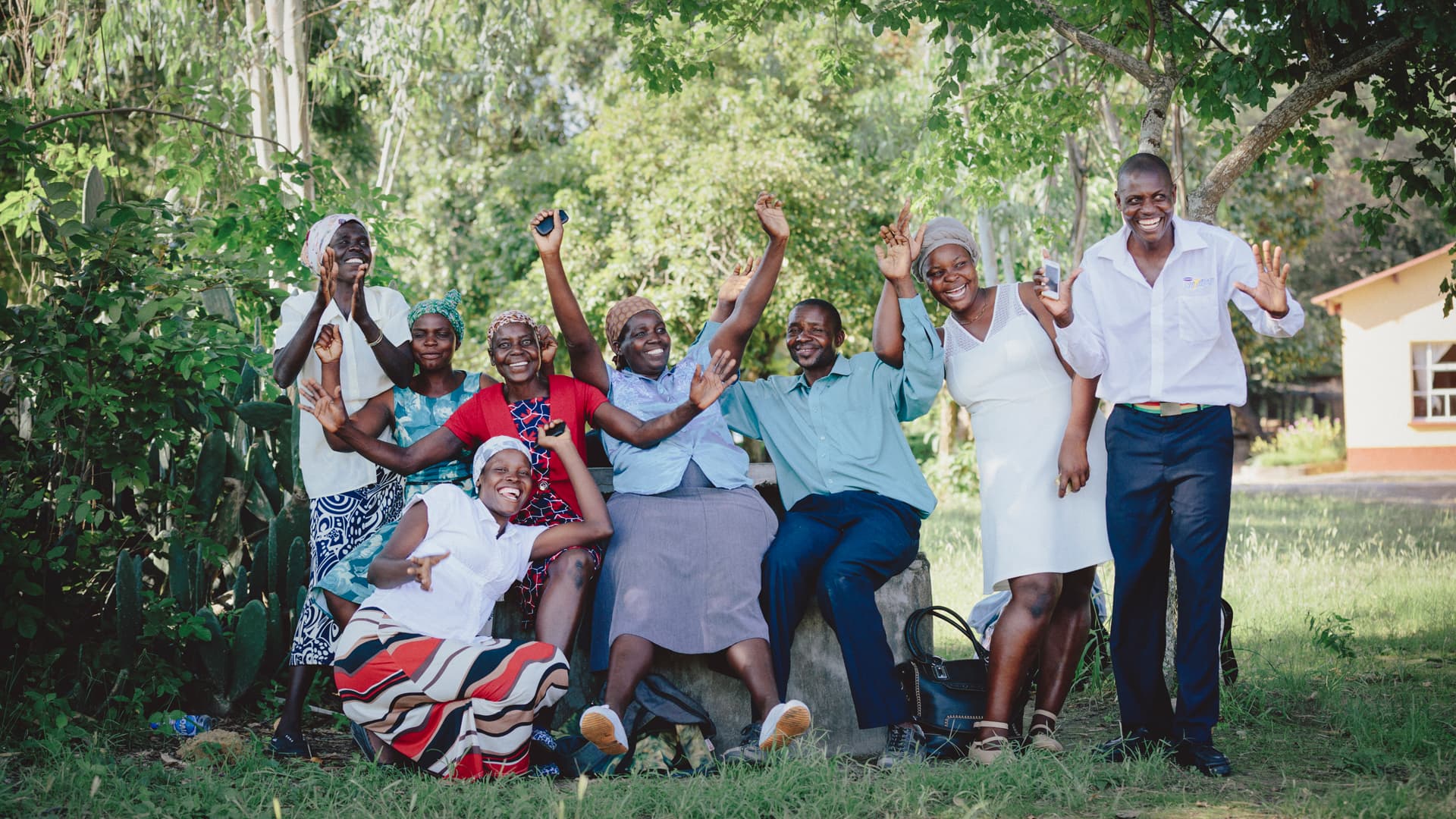 Foto: Anna Hugosson Åtta glada kvinnor och män har samlats under ett träd