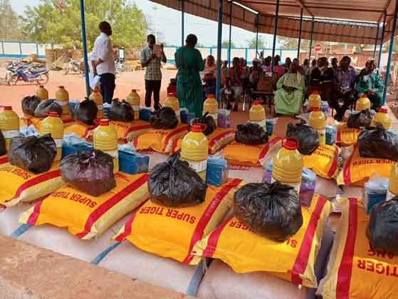 Säckar med ris, majs samt olja och en påse