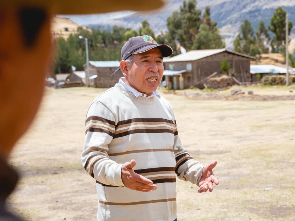 Foto: Siara Horna En man med keps och randig tröja pratar och gestikulerar med händerna.