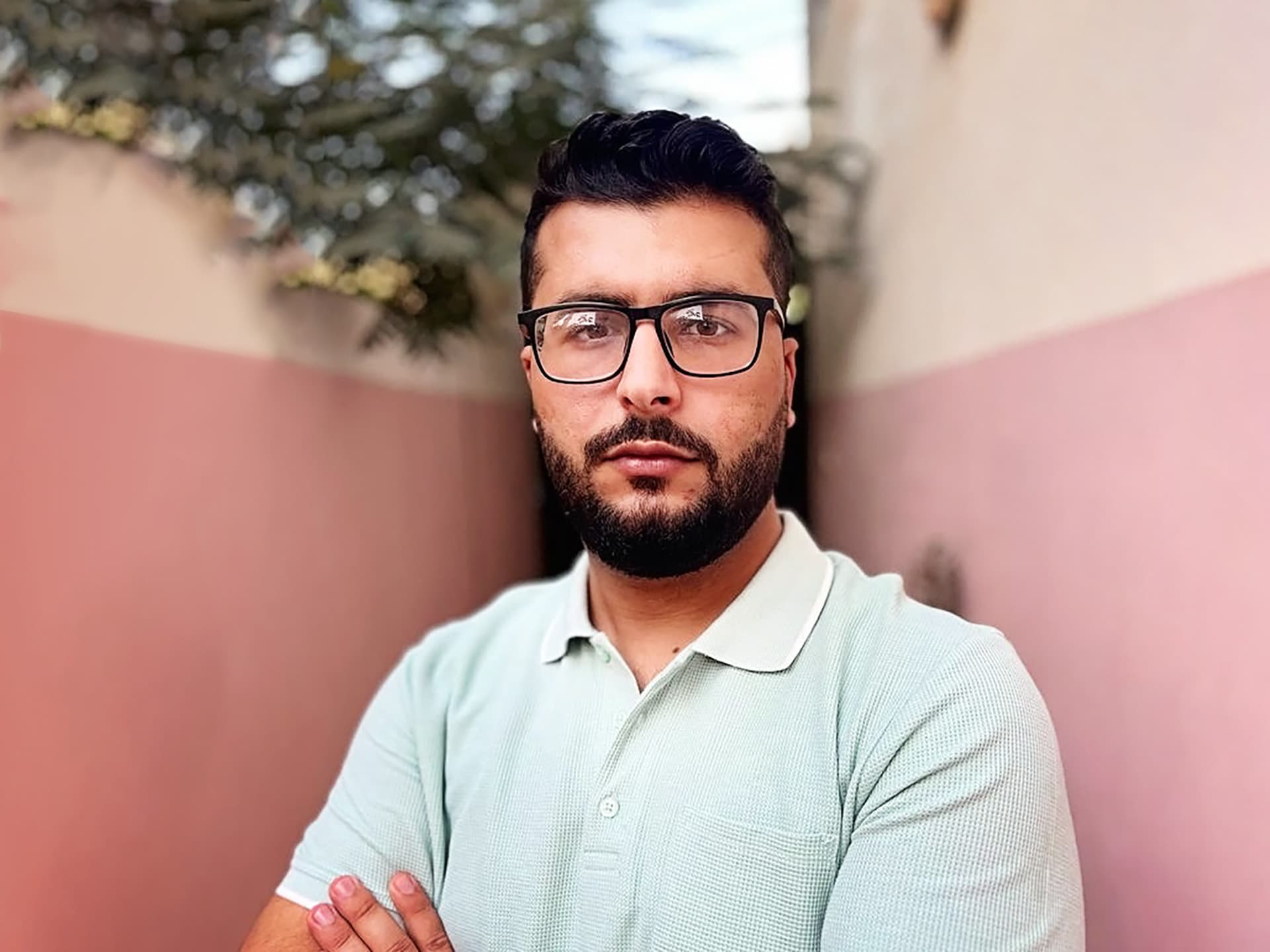 Foto: Diakonia Porträtt av en man med glasögon och mörkt kort hår.