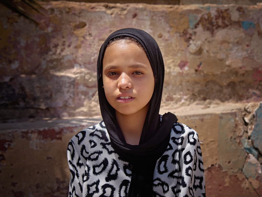 Foto: Sima Diab Närbild av en flicka med svart sjal om huvudet.