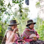 Två kvinnor sitter och pratar, ser ut att trivas i varandras sällskap.