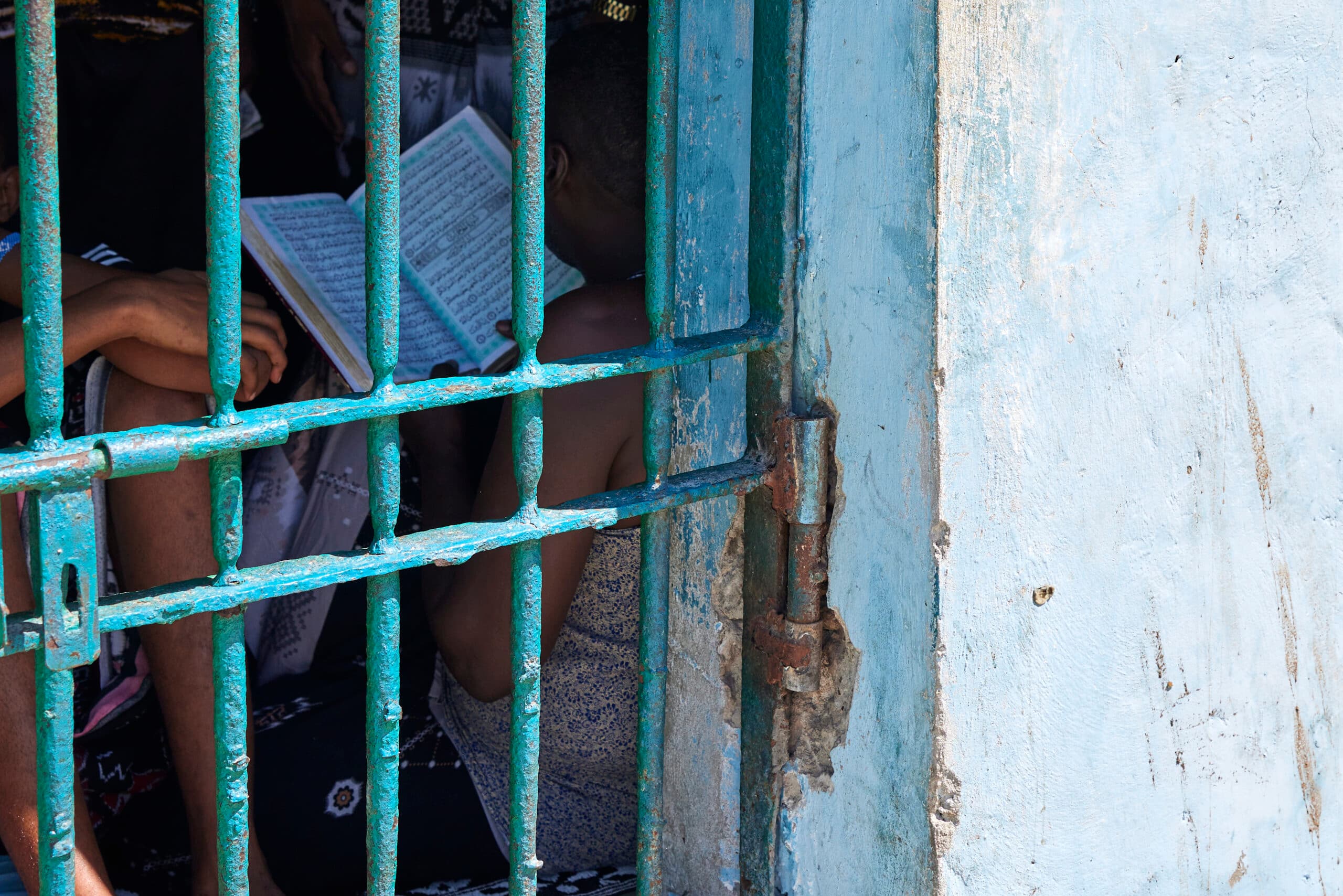 Mogadiscio, prison centrale. Un détenu lit le Coran à l'intérieur de sa cellule.
Mogadishu, central prison. A detainee reads the Quran inside his cell.
"Nairobi (ICRC)—The International Committee of the Red Cross (ICRC) is expanding its visits to detention places across Somalia in response to the escalation of the armed conflict. Fighting across the country intensified in the past year and is expected to pick up after a lull caused by El Nino rains at the end of 2023. Under its international mandate, the ICRC monitors the treatment and conditions of people detained in relation to security offences.
""We witness an intensification of the conflict in Somalia, and we expect the detention population will also increase. As a result, our teams have increased their visits to detainees to ensure they are treated humanely and live in dignified conditions," says Samer Jarjouhi, who oversees ICRC programs in Somalia.
"In the past two years, the organization has been expanding the number of visits and the number of detention facilities where it works in Somalia. In 2023, it visited 15 facilities compared to 10 in 2022. As a result, the number of detainees ICRC delegates interviewed increased by almost 20%, from 3,770 to 4,495. The number is expected to grow again this year in line with the organization's commitment to ensuring the protection of people detained in relation to armed conflict and violence.
"One crucial aspect of the ICRC's work is helping detainees communicate with their families. Its delegates help exchange short messages containing family news between detainees and their close family members.
"During its visits, the ICRC assesses detainees' treatment and living conditions, including access to necessities like food, water, fresh air, and healthcare. The organization works with prison authorities to ensure that detention conditions correspond to international norms and that detainees are treated with dignity. It also provides material support to detention facilities to improve medical care and hygiene. Last year, the ICRC delivered hygiene items to 15 places of detention and provided two stoves and seven chimneys for the kitchen it constructed for Mogadishu Central Prison.
""We have worked with the ICRC for many years and have a good working relationship. The ICRC supports the prison with hygiene items and medicine," says Dahir Abdulle, Prison Director for Mogadishu Central Prison.
"The ICRC visits detainees in over 90 countries and territories around the world. In Somalia, it started visiting detention facilities in 1977 during the Ogaden War. It is currently providing Ramadan food assistance to almost 4,500 detainees."
Source : ICRC newsroom multimédia, article 26/03/2024.
"Nairobi (ICRC)—The International Committee of the Red Cross (ICRC) is expanding its visits to detention places across Somalia in response to the escalation of the armed conflict. Fighting across the country intensified in the past year and is expected to pick up after a lull caused by El Nino rains at the end of 2023. Under its international mandate, the ICRC monitors the treatment and conditions of people detained in relation to security offences.
""We witness an intensification of the conflict in Somalia, and we expect the detention population will also increase. As a result, our teams have increased their visits to detainees to ensure they are treated humanely and live in dignified conditions," says Samer Jarjouhi, who oversees ICRC programs in Somalia.
"In the past two years, the organization has been expanding the number of visits and the number of detention facilities where it works in Somalia. In 2023, it visited 15 facilities compared to 10 in 2022. As a result, the number of detainees ICRC delegates interviewed increased by almost 20%, from 3,770 to 4,495. The number is expected to grow again this year in line with the organization's commitment to ensuring the protection of people detained in relation to armed conflict and violence.
"One crucial aspect of the ICRC's work is helping detainees communicate with their families. Its delegates help exchange short messages containing family news between detainees and their close family members.
"During its visits, the ICRC assesses detainees' treatment and living conditions, including access to necessities like food, water, fresh air, and healthcare. The organization works with prison authorities to ensure that detention conditions correspond to international norms and that detainees are treated with dignity. It also provides material support to detention facilities to improve medical care and hygiene. Last year, the ICRC delivered hygiene items to 15 places of detention and provided two stoves and seven chimneys for the kitchen it constructed for Mogadishu Central Prison.
""We have worked with the ICRC for many years and have a good working relationship. The ICRC supports the prison with hygiene items and medicine," says Dahir Abdulle, Prison Director for Mogadishu Central Prison.
"The ICRC visits detainees in over 90 countries and territories around the world. In Somalia, it started visiting detention facilities in 1977 during the Ogaden War. It is currently providing Ramadan food assistance to almost 4,500 detainees."
Source: ICRC multimedia newsroom, article 26/03/2024.