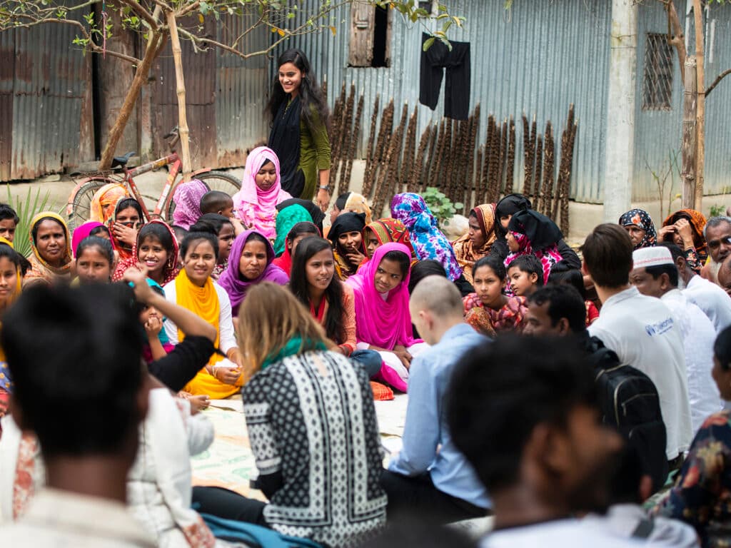 Photo: Gustav Hugosson A gathering with a big group of people, sitting on the ground.