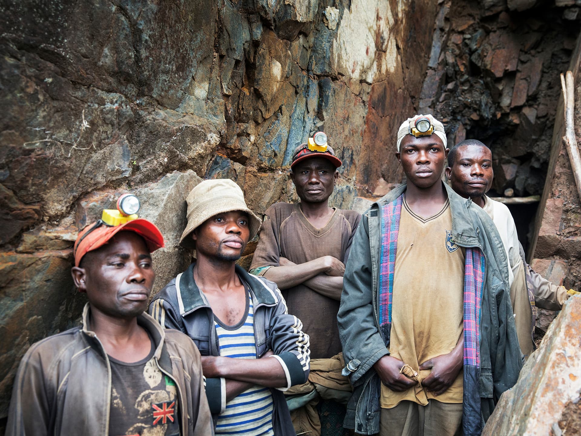 Photo: Jeppe Schilder A group of Congolese mine workers are standing in a mine.