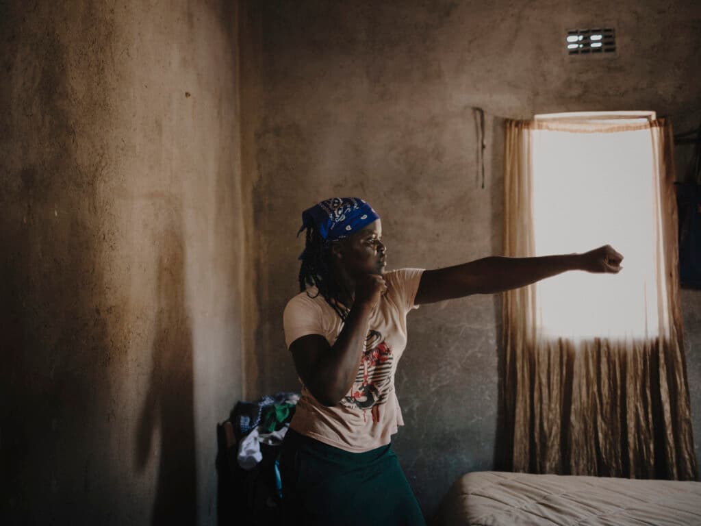 Photo: Anna Hugosson A Zimbabwean woman in a room in a boxing pose.