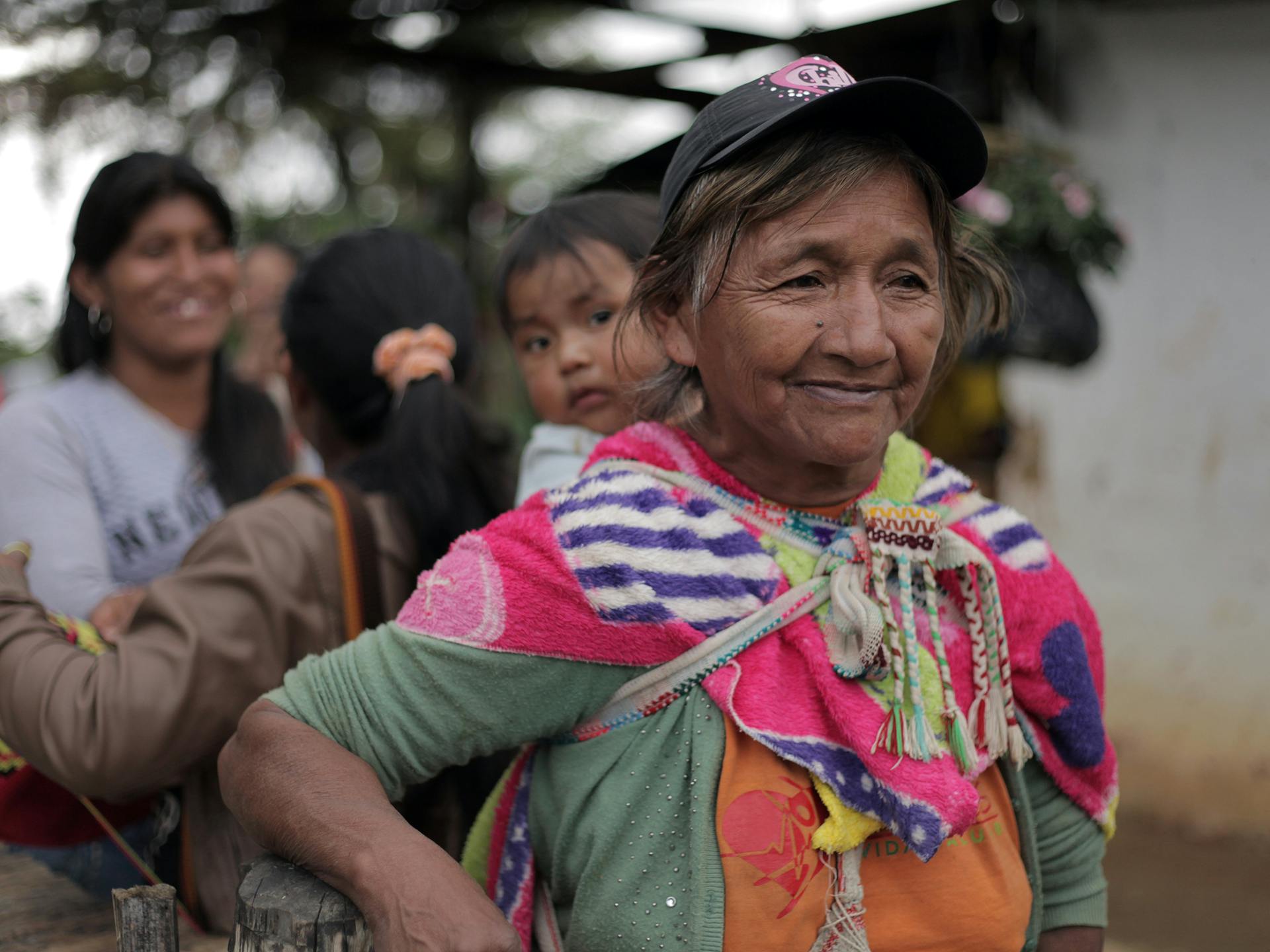 Colombiansk kvinna bär barn på ryggen