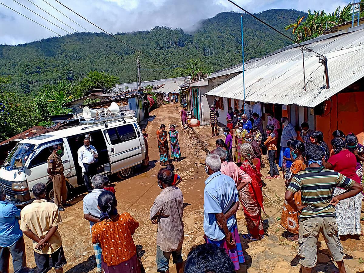 foto: Diakonia Grupp med bybor får information om Corona