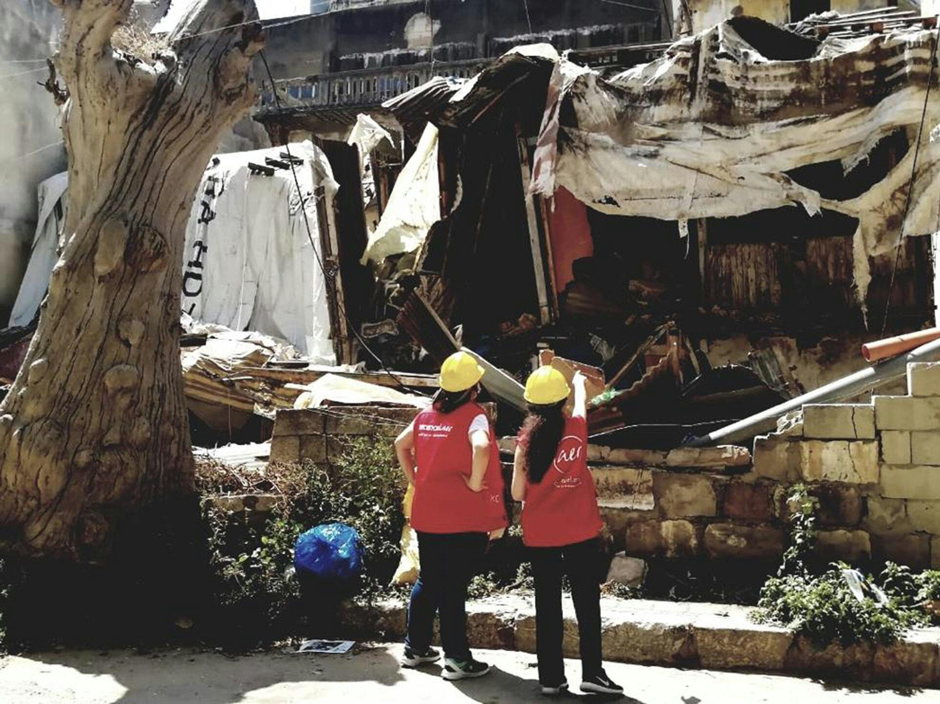 Hjälparbetare inspekterar skador på husfasad efter explosion
