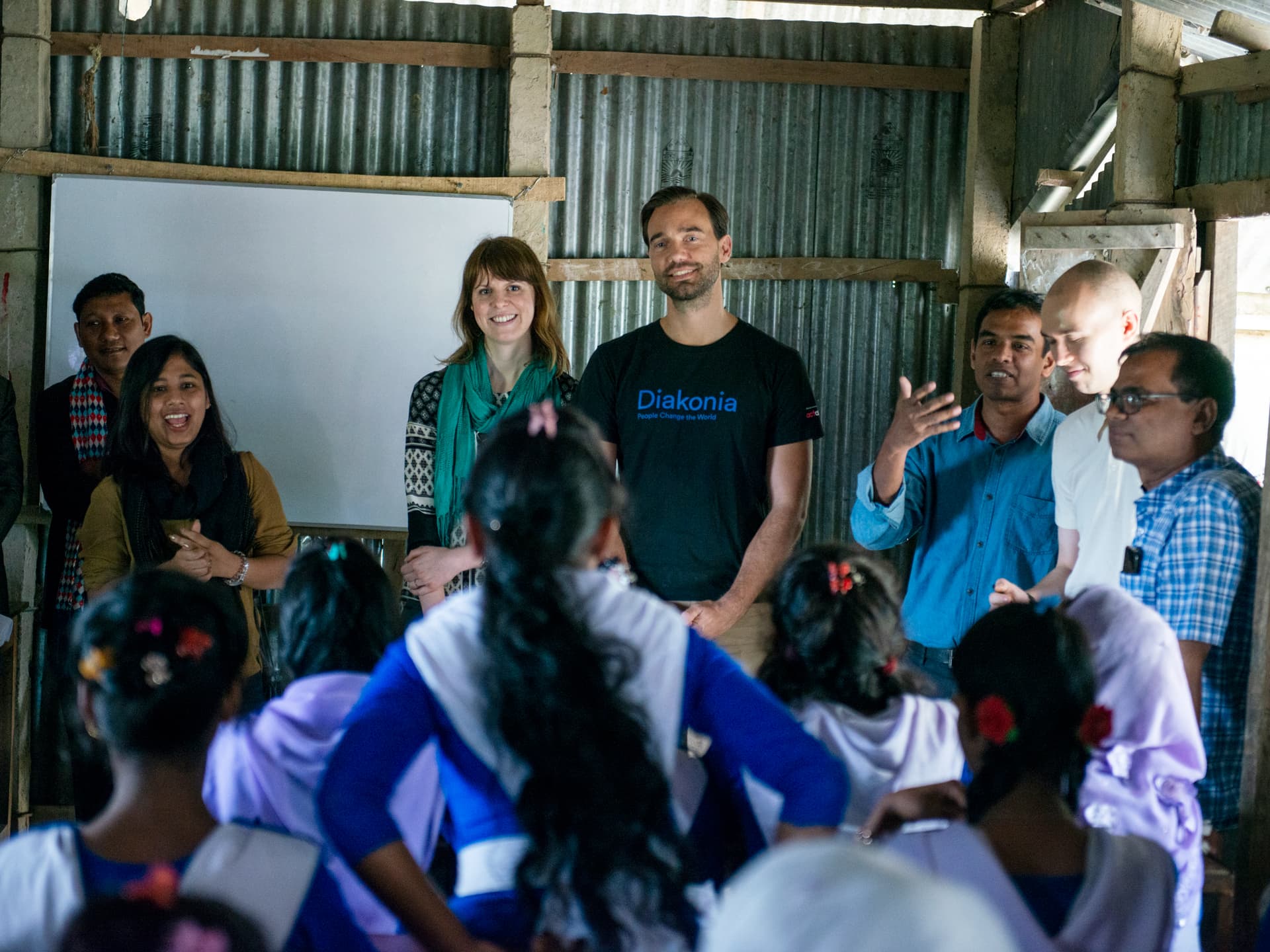 Personer framför en skolklass i Bangladesh