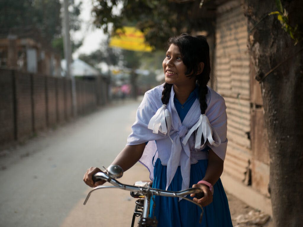 En flicka med en cykel