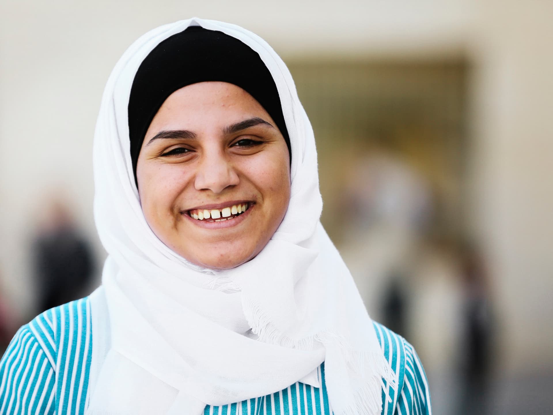 Foto: Diakonia Närbild på en leende kvinna i vit hijab.